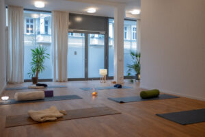 Yogaraum mit Matten und Props
